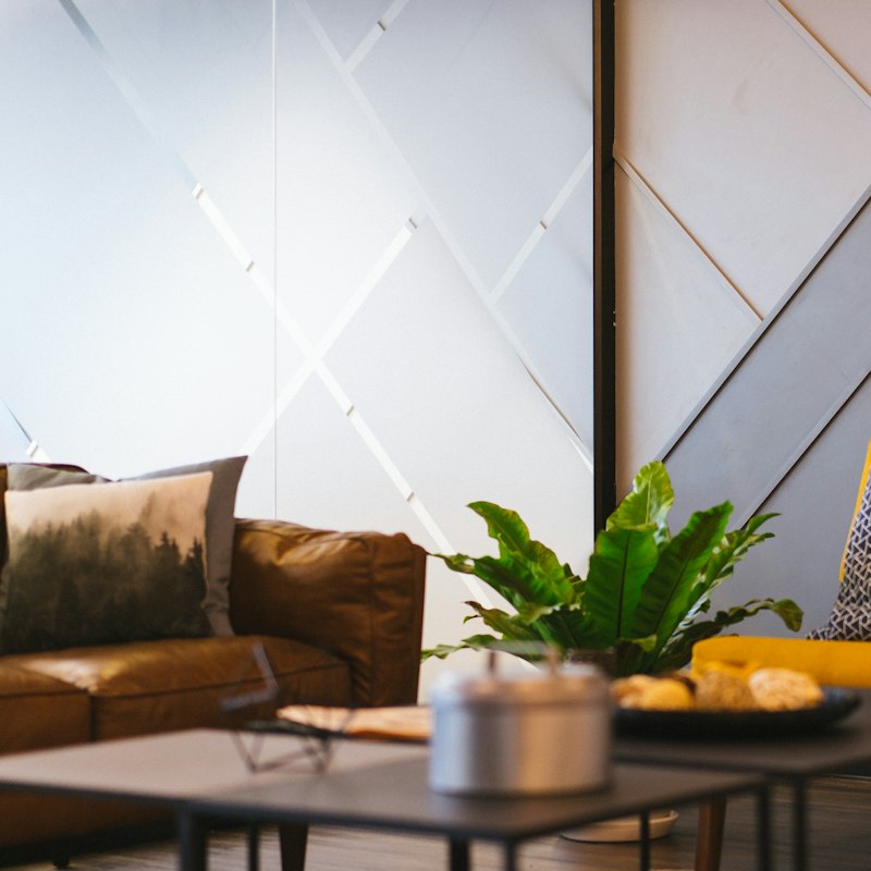 Sala aconchegante com sofá e plantas